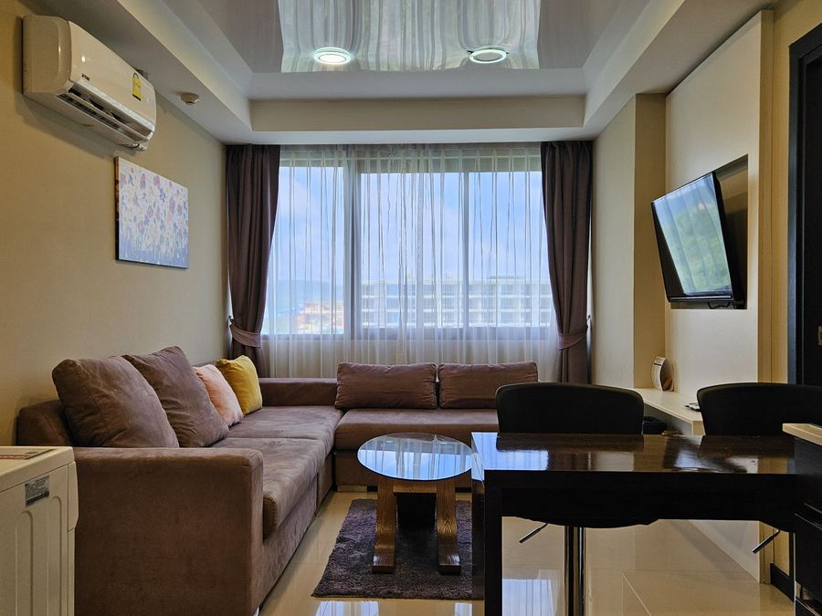 Mai Khao Beach Condotel: large living room with dining table